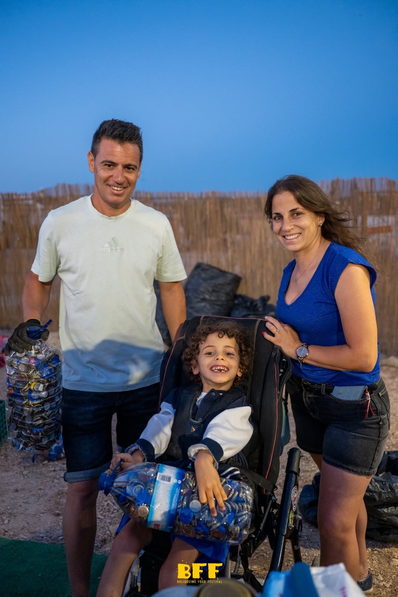 O Martim na cadeira, entre o pai e a mãe, ao fim da tarde no Boliqueime Food Festival