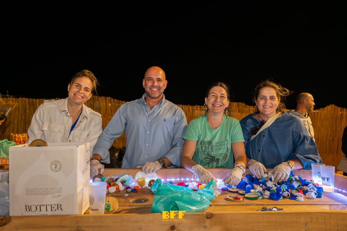 Quatro pessoas a separar tampas numa mesa