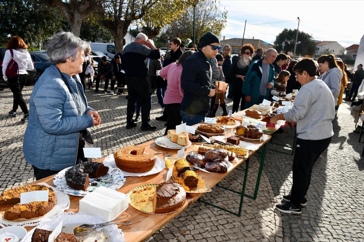 Mesa comprida cheia de bolos caseiros