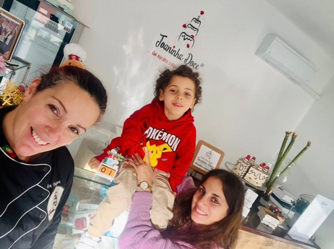 O Martim no atelier da Joaninha Doce, com duas pasteleiras a sorrir