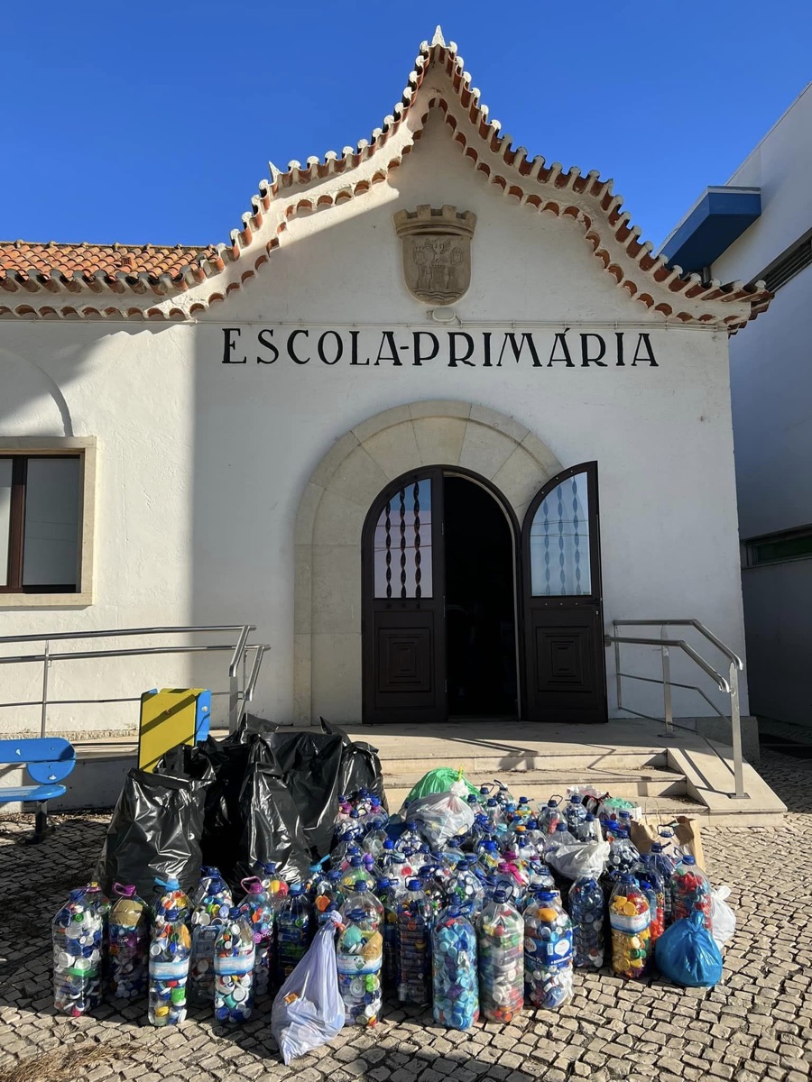 Sacos cheios de tampas à porta de uma escola primária