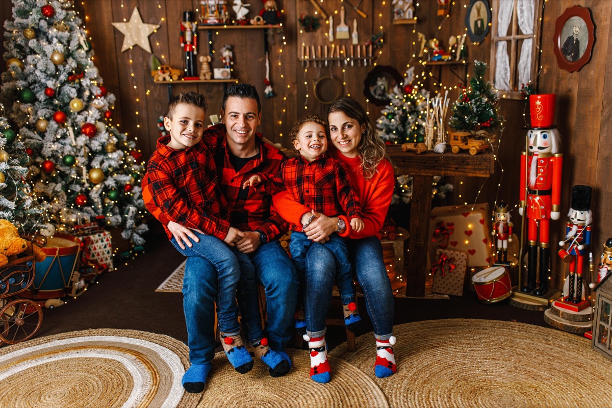 O Martim com a família, vestidos de xadrez vermelho, numa sessão de fotos de Natal