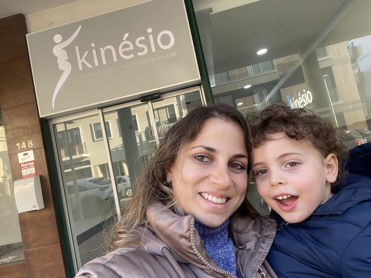 O Martim e a mãe, a sorrir, à porta da Clínica Kinésio