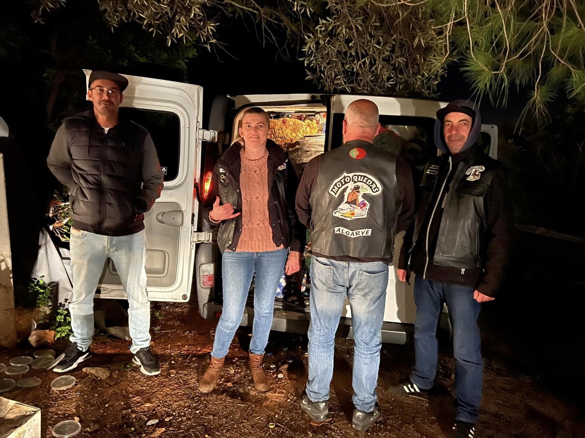 Grupo de amigos à noite junto a uma carrinha