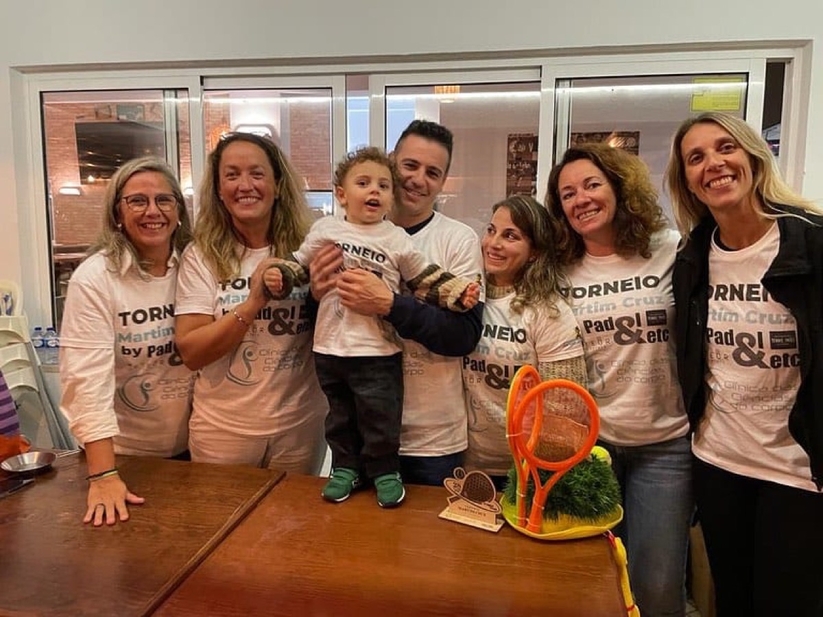 Grupo de amigas com t-shirts do torneio e o Martim ao colo do pai