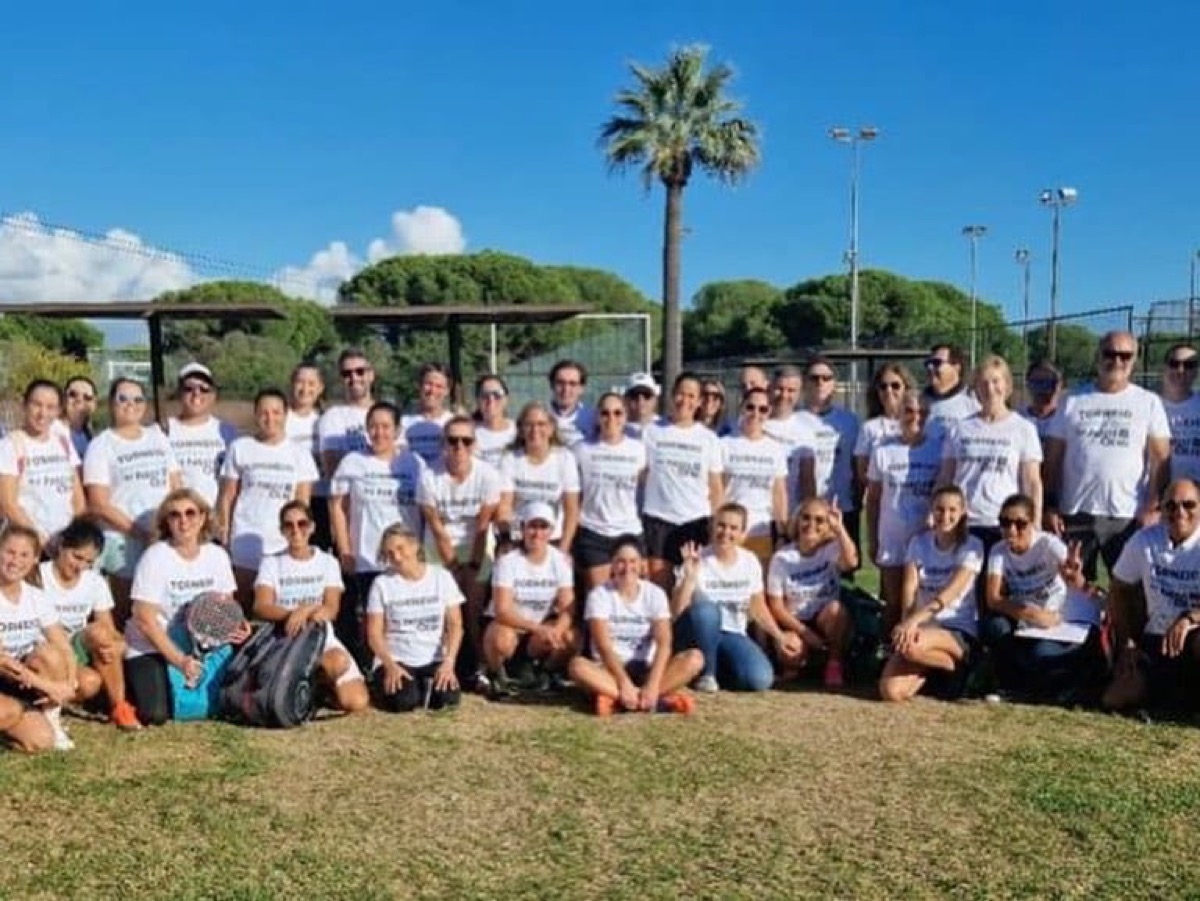 Dezenas de jogadores de t-shirt branca num campo
