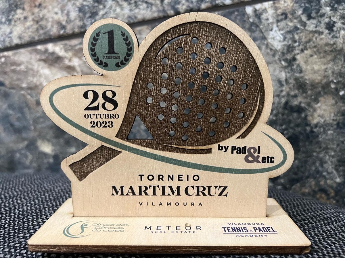 Troféu de madeira do Torneio Martim Cruz em Vilamoura